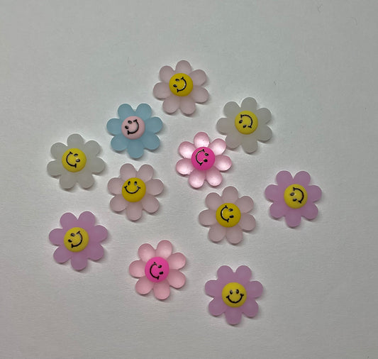 MATTE SMILEY FACE FLOWER CHARMS